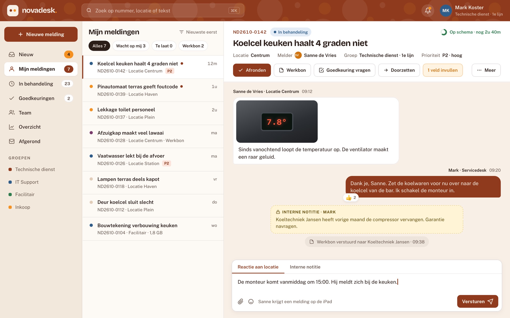 De servicedesk in novadesk.: links de lijst met meldingen, rechts het gesprek met de locatie.